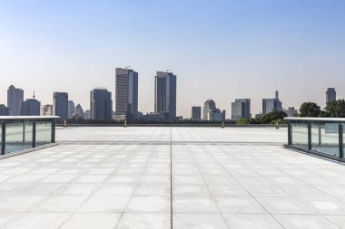 Panoramik siluet ve boş yolu, boş beton zemini olan modern iş binaları.