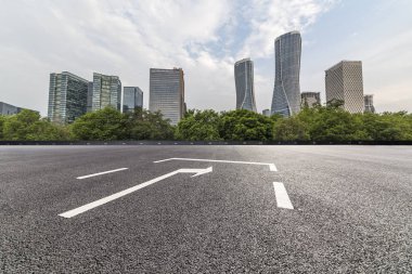 Panoramik siluet ve boş yolu, boş beton zemini olan modern iş binaları.