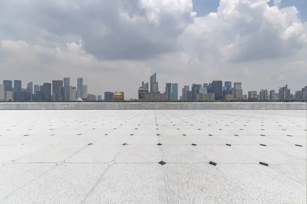 Panoramik Siluet Boş Yolu Boş Beton Zemini Olan Modern Binaları — Stok fotoğraf