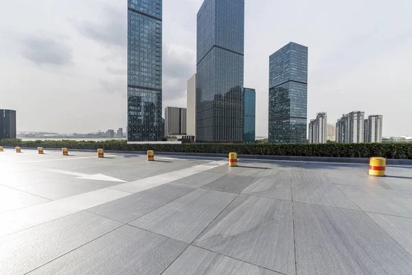 Skyline Panorámico Modernos Edificios Oficinas Negocios Con Camino Vacío Piso —  Fotos de Stock