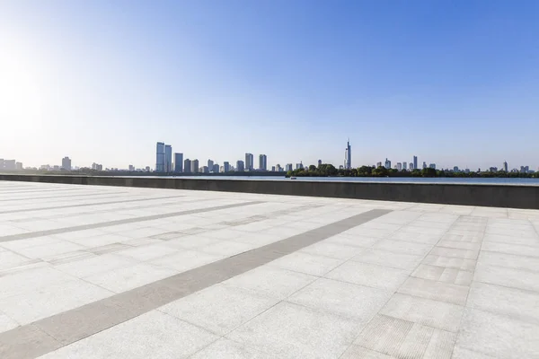 Skyline Panorâmico Modernos Edifícios Escritórios Negócios Com Estrada Vazia Piso — Fotografia de Stock