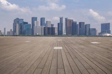 Panoramik siluet ve boş yolu, boş beton zemini olan modern iş binaları.