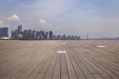Panoramik siluet ve boş yolu, boş beton zemini olan modern iş binaları.