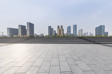 Panoramik siluet ve boş yolu, boş beton zemini olan modern iş binaları.