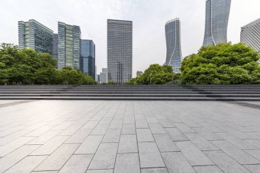 Panoramik siluet ve boş yolu, boş beton zemini olan modern iş binaları.