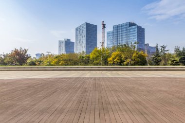 Panoramik siluet ve boş yolu, boş beton zemini olan modern iş binaları.
