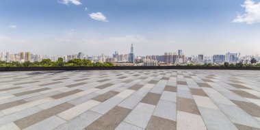 Panoramik siluet ve boş yolu, boş beton zemini olan modern iş binaları.