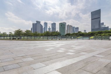 Panoramik siluet ve boş yolu, boş beton zemini olan modern iş binaları.