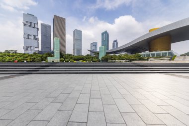 Panoramik siluet ve boş yolu, boş beton zemini olan modern iş binaları.