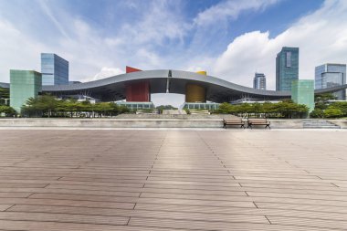 Panoramik siluet ve boş yolu, boş beton zemini olan modern iş binaları.