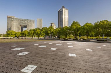 Panoramik siluet ve boş yolu, boş beton zemini olan modern iş binaları.