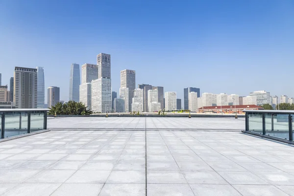 Panoramik Siluet Boş Yolu Boş Beton Zemini Olan Modern Binaları — Stok fotoğraf