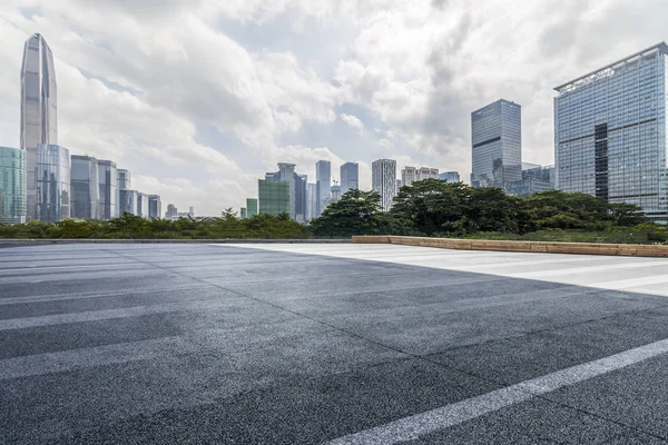 Skyline Panorâmico Modernos Edifícios Escritórios Negócios Com Estrada Vazia Piso — Fotografia de Stock