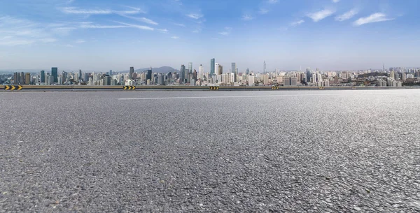 Panoramik Siluet Boş Yolu Boş Beton Zemini Olan Modern Binaları — Stok fotoğraf