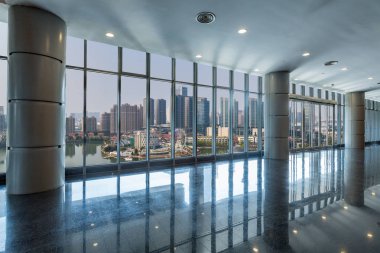 Panoramik manzarası ve binalardan cam pencere