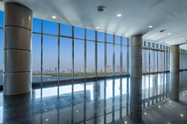 Panoramik manzarası ve binalardan cam pencere