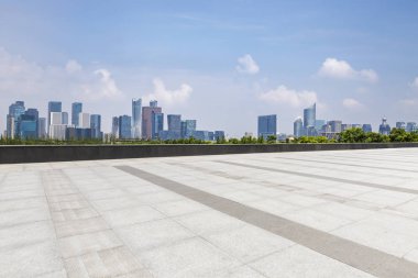 Panoramik siluet ve boş yolu, boş beton zemini olan modern iş binaları.
