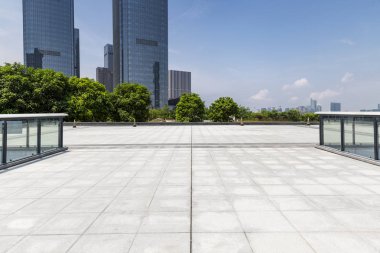 Panoramik siluet ve boş yolu, boş beton zemini olan modern iş binaları.