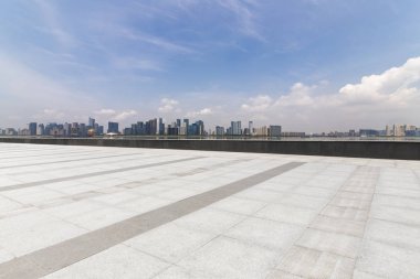 Panoramik siluet ve boş yolu, boş beton zemini olan modern iş binaları.