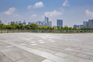 Panoramik siluet ve boş yolu, boş beton zemini olan modern iş binaları.