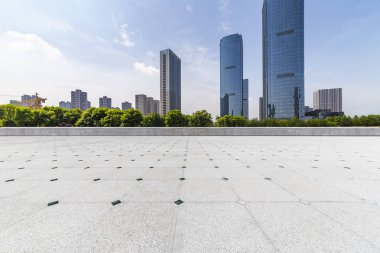 Panoramik siluet ve boş yolu, boş beton zemini olan modern iş binaları.