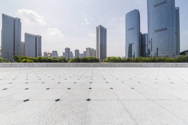 Panoramik siluet ve boş yolu, boş beton zemini olan modern iş binaları.
