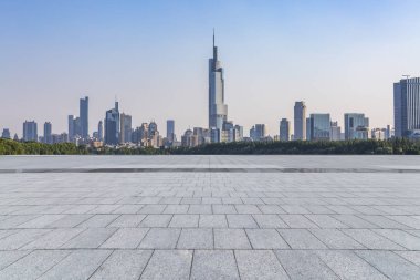 Panoramik siluet ve boş yolu, boş beton zemini olan modern iş binaları.