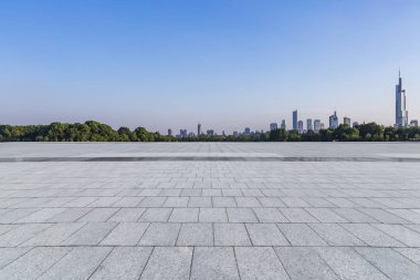 Panoramik siluet ve boş yolu, boş beton zemini olan modern iş binaları.