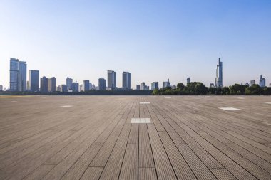 Panoramik siluet ve boş yolu, boş beton zemini olan modern iş binaları.