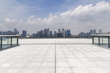 Panoramik siluet ve boş yolu, boş beton zemini olan modern iş binaları.