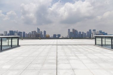 Panoramik siluet ve boş yolu, boş beton zemini olan modern iş binaları.