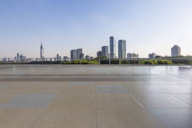 Panoramik siluet ve boş yolu, boş beton zemini olan modern iş binaları.