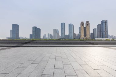 Panoramik siluet ve boş yolu, boş beton zemini olan modern iş binaları.