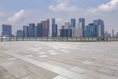 Panoramik siluet ve boş yolu, boş beton zemini olan modern iş binaları.