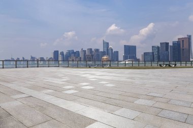 Panoramik siluet ve boş yolu, boş beton zemini olan modern iş binaları.