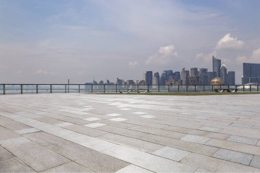 Panoramik siluet ve boş yolu, boş beton zemini olan modern iş binaları.