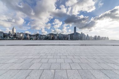 Panoramik siluet ve boş yolu, boş beton zemini olan modern iş binaları.