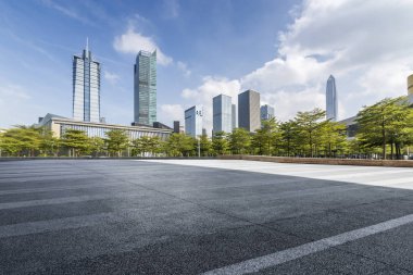 Panoramik siluet ve boş yolu, boş beton zemini olan modern iş binaları.