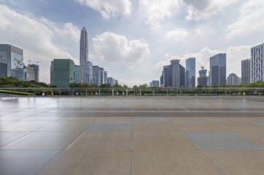 Panoramik siluet ve boş yolu, boş beton zemini olan modern iş binaları.