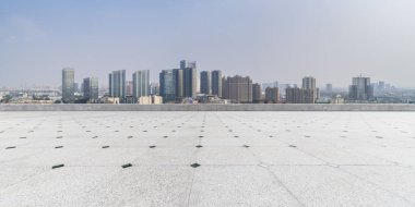 Panoramik siluet ve boş yolu, boş beton zemini olan modern iş binaları.