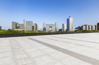 Panoramik siluet ve boş yolu, boş beton zemini olan modern iş binaları.
