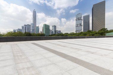 Panoramik siluet ve boş yolu, boş beton zemini olan modern iş binaları.
