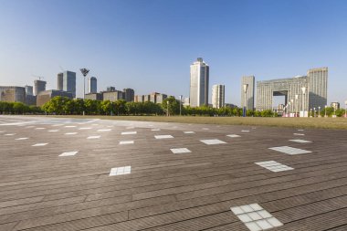 Panoramik siluet ve boş yolu, boş beton zemini olan modern iş binaları.