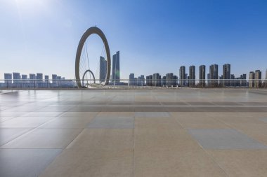 Panoramik siluet ve boş yolu, boş beton zemini olan modern iş binaları.