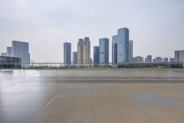 Panoramik siluet ve boş yolu, boş beton zemini olan modern iş binaları.