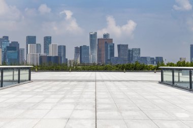 Panoramik siluet ve boş yolu, boş beton zemini olan modern iş binaları.