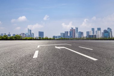 Panoramik siluet ve boş yolu, boş beton zemini olan modern iş binaları.