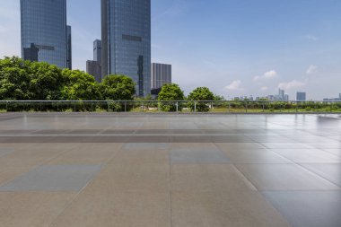 Panoramik siluet ve boş yolu, boş beton zemini olan modern iş binaları.