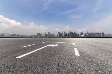 Panoramik siluet ve boş yolu, boş beton zemini olan modern iş binaları.