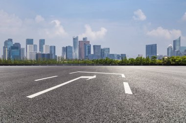 Panoramik siluet ve boş yolu, boş beton zemini olan modern iş binaları.
